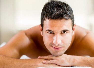 Homme satisfait