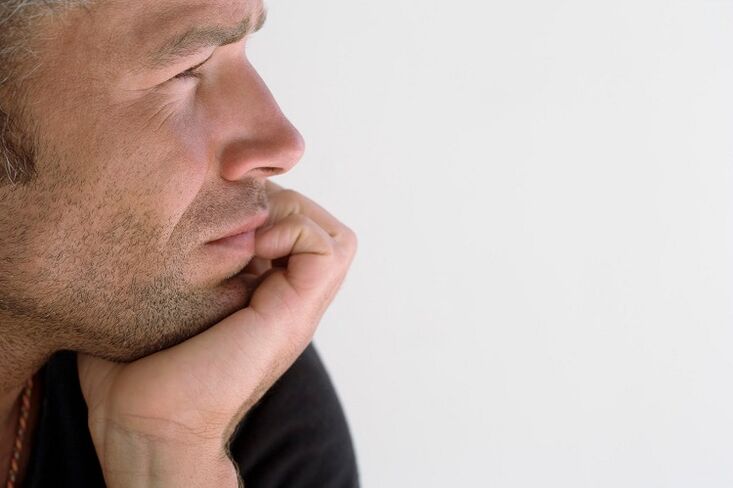 un homme envisage d'agrandir son pénis