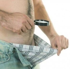 un homme enlève son pantalon et veut agrandir son pénis avec du gel