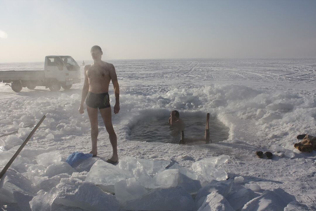 L'homme est dans le froid